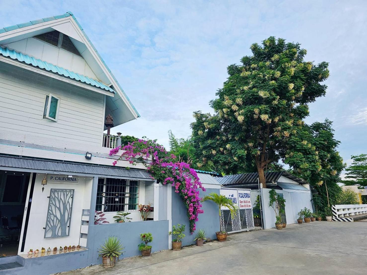 P.California Inter Hostel Nang Rong Екстериор снимка