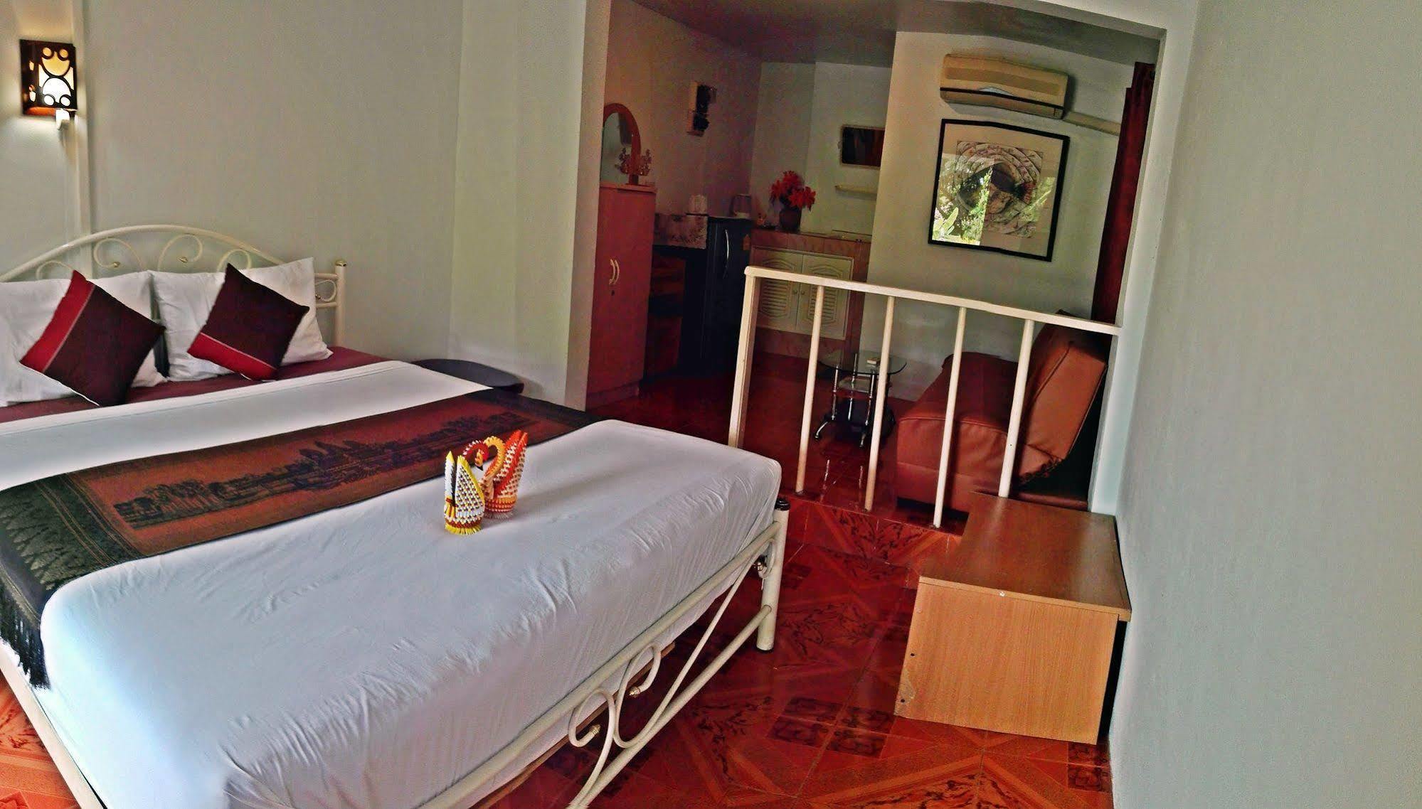 P.California Inter Hostel Nang Rong Екстериор снимка