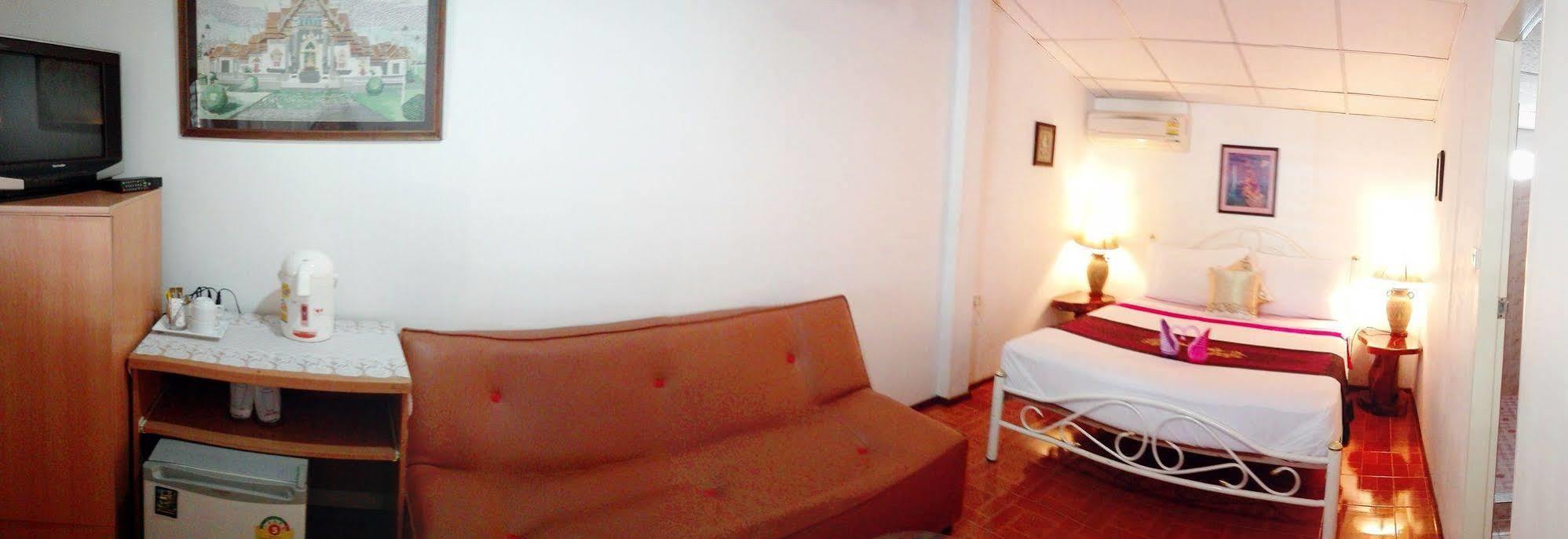 P.California Inter Hostel Nang Rong Екстериор снимка